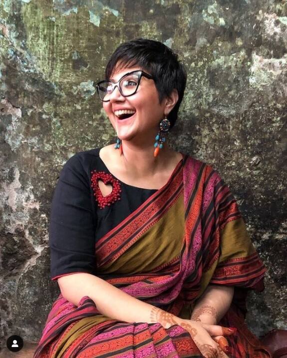 করোনা পরিস্থিতিতে প্রায় শূন্য রক্তের ভাঁড়ার। বেড, অক্সিজেনের পাশাপাশি সমান আকাল রক্তেরও। সম্প্রতি অরিজিৎ সিংয়ের মায়ের জন্য রক্তের আবেদন করা হয়েছিল সোশ্যাল মিডিয়াতে। শুধু তাই নয়, অনেক সাধারণ মানুষই সোশ্যাল মিডিয়া থেকে অক্সিজেন, বেডের সন্ধান পাচ্ছেন। এবার রক্ত দিতে এগিয়ে এলেন অভিনেত্রী স্বস্তিকা মুখোপাধ্যায়। বন্ধুদের নিয়ে রক্তদান করে এলেন তিনি। সোশ্যাল মিডিয়ায় ছবি পোস্টও করলেন।