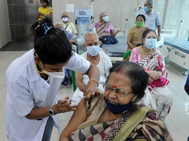 পুলিশের মাধ্যমে বিভিন্ন প্রচার-মাধ্যমে কোভি-ভ্যানের যোগাযোগের নম্বর পৌঁছে দেওয়া হচ্ছে। যা সবথেকে বেশি সিনিয়র সিটিজেনরা ব্যবহার করছেন টিকা নেওয়ার ক্ষেত্রেই।