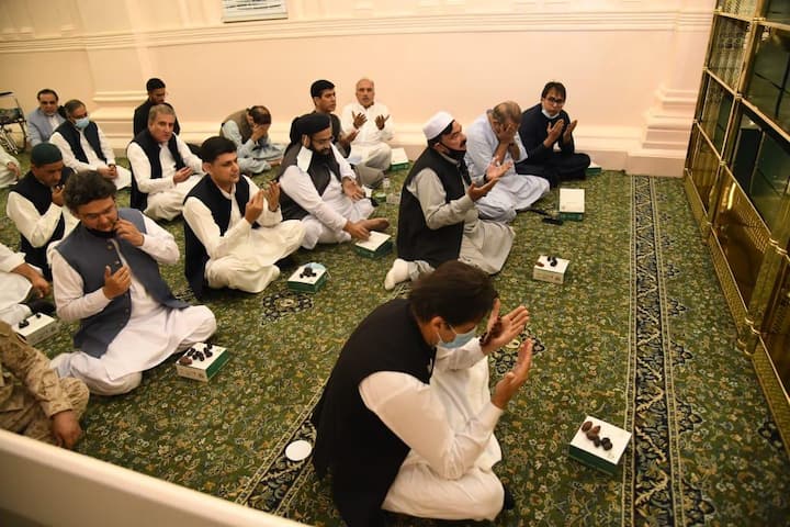 The Prime Minister broke his fast at the Prophet's Mosque and offered Maghrib prayers. (Image: PMO Pakistan/Twitter)