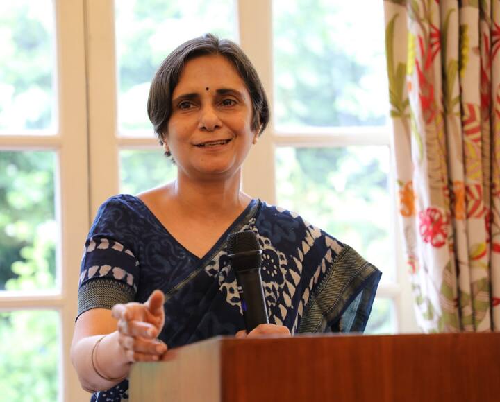 डॉ. गगनदीप कांग - वेल्लोर येथील ख्रिश्चन मेडिकल कॉलेज येथून पदव्युत्तर शिक्षण घेतले असून त्यांनी सूक्ष्मजीवशास्त्र या विषयात पदवी घेतली आहे. सध्या त्या वेल्लोर येथील ख्रिश्चन मेडिकल कॉलेज येथे गॅस्ट्रोइन्टेस्टायनल या विभागात प्राध्यापक म्हणून काम करीत आहेत. विषाणूचा अभ्यास या विषयात त्यांचे प्राविण्य असून रोटाव्हायरस च्या महामारीत त्यांनी विशेष असे योगदान दिले आहे.