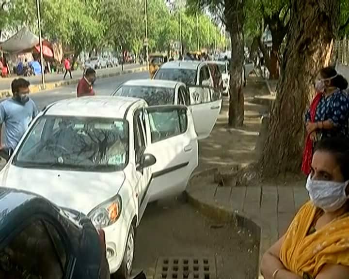 અમદાવાદના સરદાર પટેલ સ્ટેડિયમ ખાતે વેકસીન લેવા ભારે ધસારો જોવા મળ્યો છે. રવિવારની રજાના કારણે ડ્રાઈવ થ્રૂ વેકસીનેશન શરૂ થતાં પહેલાં બે કિલોમીટર લાંબી લાઈન લાગી છે