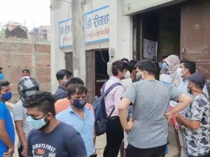 youngster came out for vaccination in arrah and they were gathered as soon as the center opened ann आराः वैक्सीन लेने के लिए बढ़-चढ़कर सामने आए युवा, केंद्र खुलते ही जुट गए थे सभी