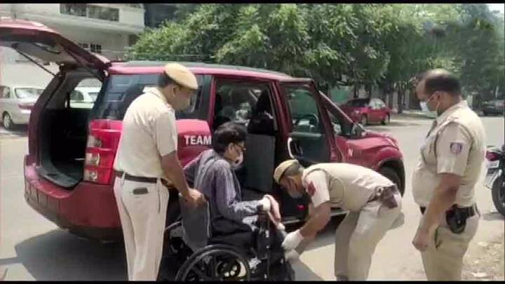 স্যানিটাইজ করে প্রত্যেকবার সিনিয়র সিটিজেনদের বিভিন্ন গন্তব্যে পৌঁছতে সাহায্য করবে এই কোভি-ভ্যান।
