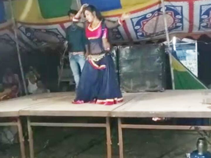 ignoring rules in marriage at basantpur siwan during lockdown dance organised by people ann बिहार: कोरोना नियमों को दिखाया 'ठेंगा', लॉकडाउन में ऑर्केस्ट्रा का आयोजन; देखें VIDEO