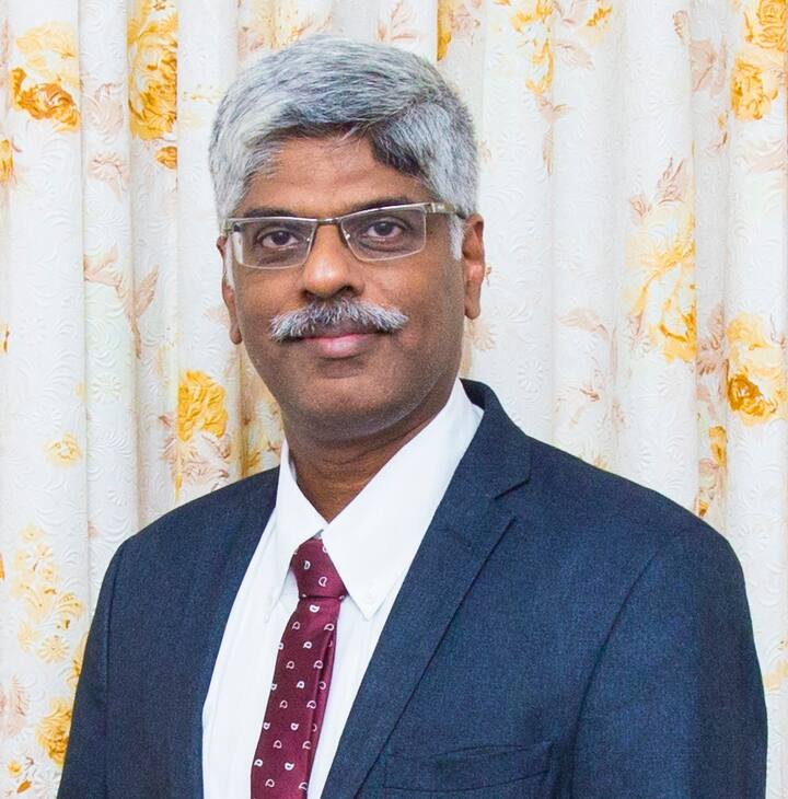 डॉ. जे. व्ही. पीटर - वेल्लोर येथील ख्रिश्चन मेडिकल कॉलेजचे संचालक आणि क्रिटिकल मेडिसिन विभागाचे प्राध्यापक म्हणून काम करीत आहेत. त्यांनी ११९४, तामिळनाडू येथील एम जी आर वैद्यकीय विद्यापीठातून तुपाचे पदव्युत्तर शिक्षण पूर्ण केले आहे.