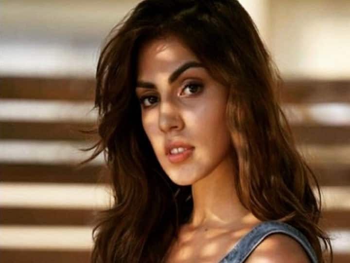 Rhea Chakraborty shared a childhood picture with her mother on this mothers day says my beautiful mother Mother's Day के मौके पर Rhea Chakraborty ने शेयर की मां के साथ बचपन की तस्वीर, लिखी ये बात
