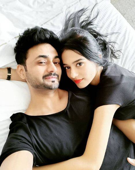 अमृता ने नई मां बनीं महिलाओं को टिप्स दी है कि वे रोजाना योगा करें. अगर आप काम से समय निकाल सकते हैं तो अपने बच्चे को टॉप फीड देने के बजाय ब्रेस्टफीड करवाएं क्योंकि मां का दूध बच्चे के लिए न्यूट्रीशन से भरा होता है.