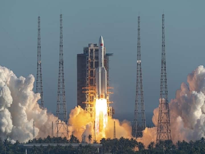 China largest rocket 'Long March 5B' expected to plunge back through the atmosphere today अंतरिक्ष में बेकाबू हुआ चीनी रॉकेट, आज किसी वक्त न्यूजीलैंड के आसपास कहीं भी गिरने की आशंका