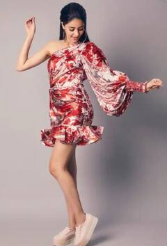 PHOTO : Nora Fatehi पासून Deepika Padukone पर्यंत बॉलिवूड अभिनेत्रींचा वन-शोल्डर ट्रेंड