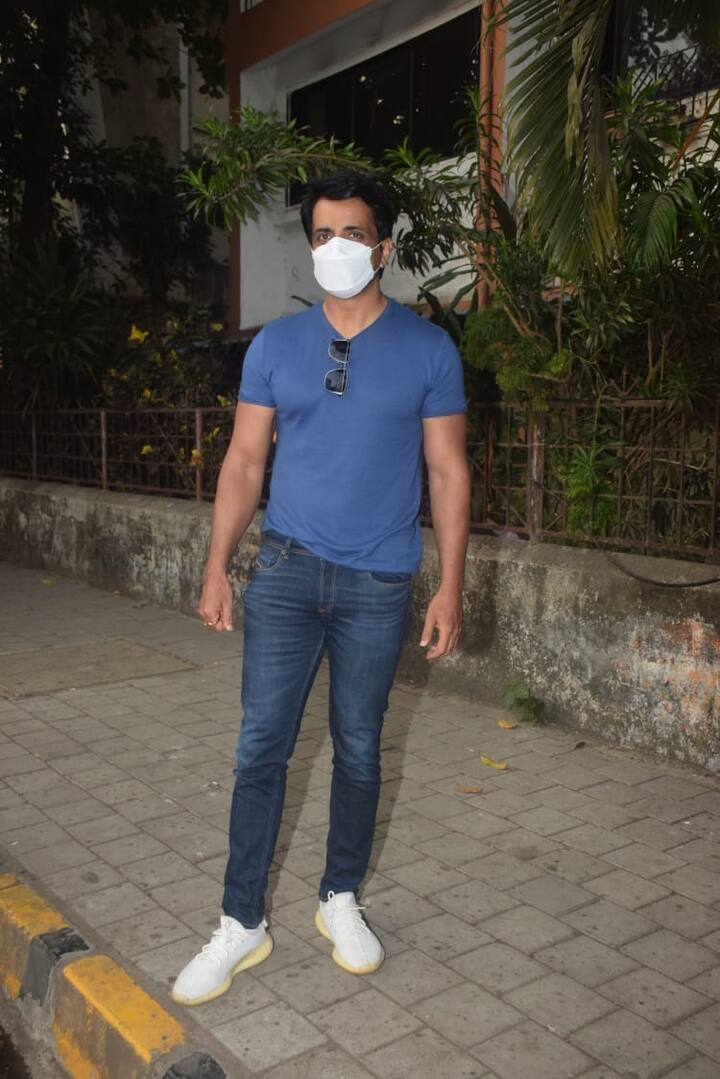 सोनू सूद इंजेक्शन, दवाईयों और ऑक्सीजन का इंतजाम लोगों के लिए कर रहे हैं. इसके अलावा वो मरीजों के लिए बेड का इंतजाम भी कर रहे हैं.