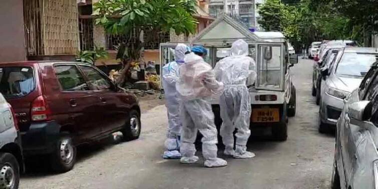 Coronavirus Update: deadbody was recovered from Salt Lake residence after 16 hours Coronavirus Update: এবিপি আনন্দর খবরের জের, সল্টলেকের আবাসন থেকে সাড়ে ১৬ ঘণ্টা পর উদ্ধার করোনা রোগীর দেহ