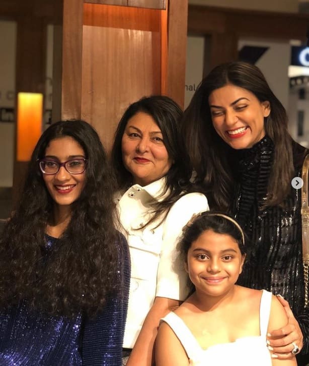 মা ও দুই মেয়ের সঙ্গে ছবি শেয়ার করলেন অভিনেত্রী সুস্মিতা সেন।