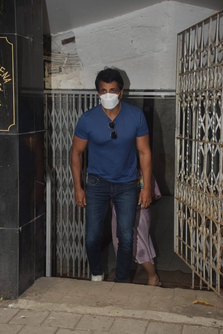 वैसे सोनू हार मानने वालों में से नहीं हैं. उनसे जो कुछ बन पड़ रहा है वो कर रहे हैं. आज भी उन्हें मुंबई के जुहू में स्पॉट किया गया.