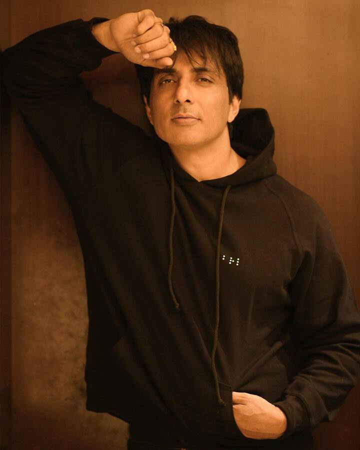 कोरोना वायरस का कहर जब इंसानों पर टूटा तो इंसान ही इंसान के लिए आगे आए भगवान बनकर… उन्हीं में से एक हैं सोनू सूद. चाहे कुछ भी कहें लेकिन सोनू ने लोगों की उस हद तक जाकर मदद की है जिसके बारे में कोई सोच भी नहीं सकता. (फोटो - सोशल मीडिया)