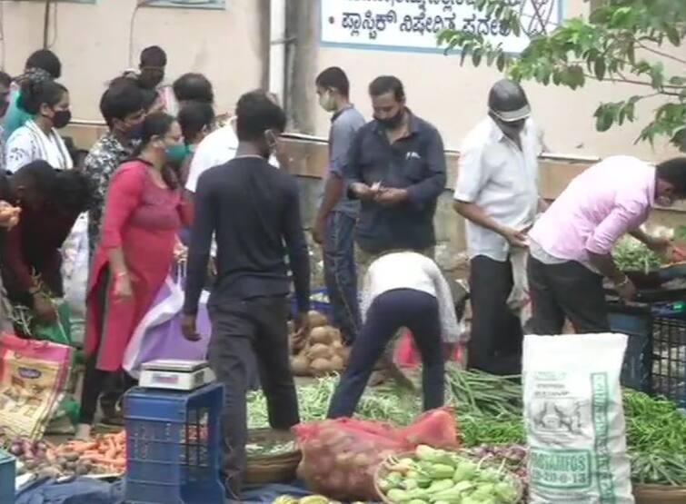 Karnataka Lockdown: People throng APMC market in Shivamogga to purchase vegetables આ રાજ્યમાં લોકડાઉન લાગે તે પહેલાં જ શાકભાજી ખરીદવા એપીએમસીમાં લોકોએ કરી પડાપડી