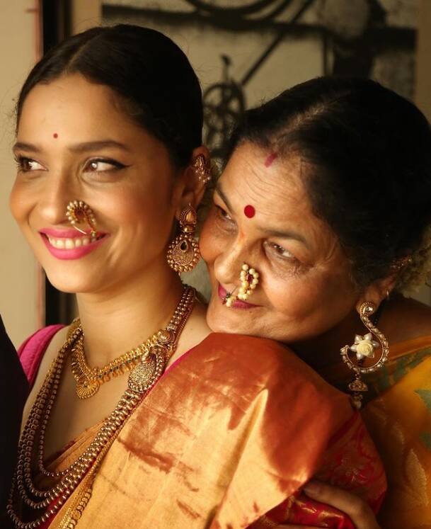 মায়ের সঙ্গে ছবি শেয়ার করে সকলকে মাতৃদিবসের শুভেচ্ছা জানালেন অঙ্কিতা লোখণ্ডে।