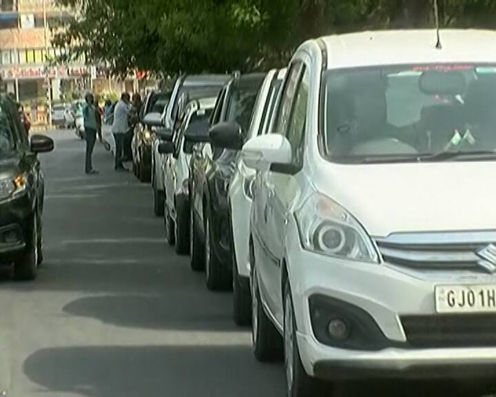 પ્રથમ દિવસે સરદાર પટેલ સ્ટેડિયમ ખાતે 1100 થી વધુ લોકોએ વેકસીન લીધી હતી. આજે નાગરિકો સવારમાં 6 વાગ્યાથી વેકસીન લેવા માટે લાઇનમાં ઉભા રહ્યા છે.