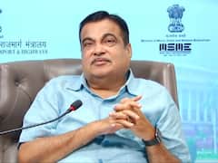 मंत्री नितीन गडकरींनी टोचले भाजप नेत्यांचे कान, म्हणाले, सगळ्याच गोष्टीत झेंडे, बोर्ड लावू नका!