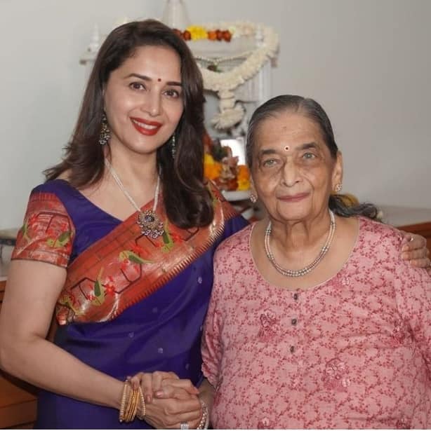 মায়ের সঙ্গে ছবি শেয়ার করলেন মাধুরি দিক্ষীত। সবাইকে জানালেন শুভেচ্ছাও।