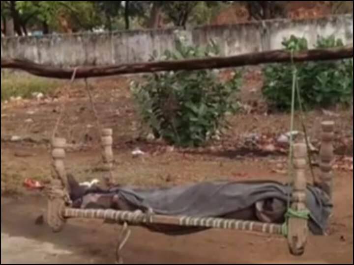 Madhya Pradesh An ambulance was not found father reached hospital on cot to get daughter's dead body ANN मध्य प्रदेशः नहीं मिली एंबुलेंस, पोस्टमार्टम कराने के लिए खाट पर बेटी का शव हॉस्पिटल लेकर पहुंचे पिता