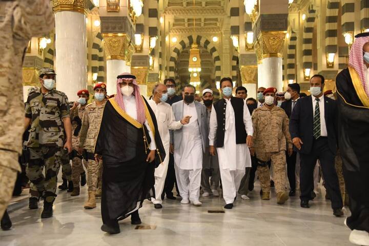 On Saturday, Khan arrived in Madina Munnawar barefoot to show his respect to Prophet Muhammad. The Prime Minister was received by the Governor of Medina, Amir Faisal bin Salman bin Abdul Aziz. (Image: PMO Pakistan/Twitter)