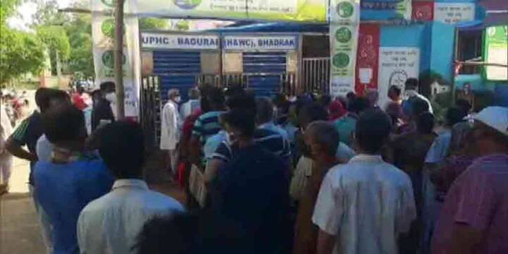 ওডিশার ভদ্রকের ছবি। টিকা নিতে যেখানে লম্বা লাইন। শিকেয় যাবতীয় দূরত্ববিধি।