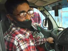 हौसले को सलाम: अस्थमा के मरीज मंजूर खुद ऑक्सीजन लगाकर लोगों तक पहुंचा रहे ऑक्सीजन सिलेंडर