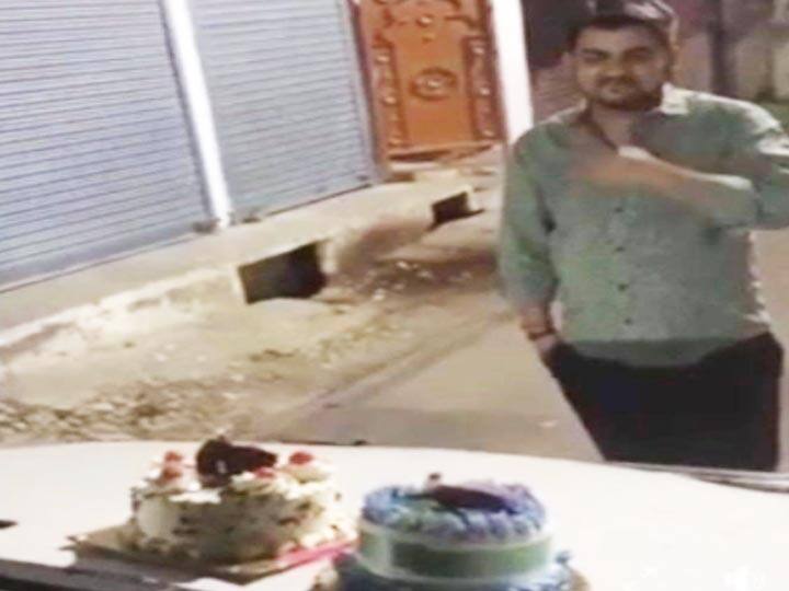 BJP Parshad and his three friend arrested for celebrating birthday on the road amid lockdown in Prayagraj ANN प्रयागराज: BJP पार्षद ने बीच सड़क कार की बोनट पर काटा Birthday केक, पुलिस ने किया गिरफ्तार