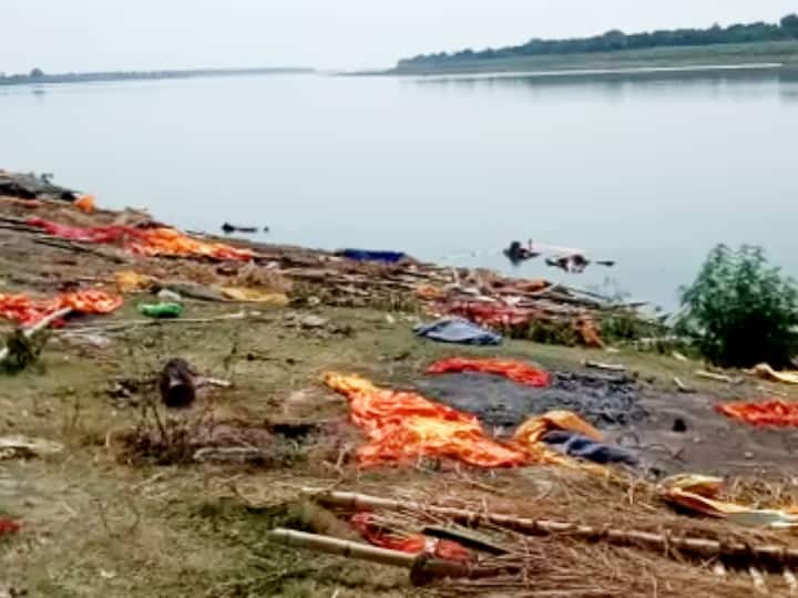more than 50 dead body found on mahadeva ghat of chausa buxar after that dm said all are from uttar pradesh ann बिहारः गंगा में बह रहे अधजले शवों पर विपक्ष ने उठाया सवाल, बक्सर DM बोले- यूपी से आ रहीं लाशें