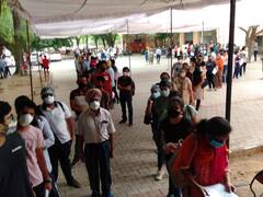 ਕੋਰੋਨਾ ਟੀਕਾ ਲਵਾਉਣ ਲਈ 18 ਤੋਂ 44 ਸਾਲ ਵਾਲਿਆਂ ਦੀਆਂ ਲੱਗੀਆਂ ਕਤਾਰਾਂ, ਵੇਖੋ ਤਸਵੀਰਾਂ