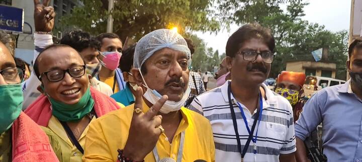 জ্যোতিপ্রিয় মল্লিককে দেওয়া হল বন ও অপ্রচলিত শক্তি দফতরের দায়িত্ব। দ্বিতীয়বার মমতা বন্দ্যোপাধ্যায়রে মন্ত্রীসভায় বনমন্ত্রী ছিলেন রাজীব বন্দ্যোপাধ্যায়। তৃতীয়বার তৃণমূল সরকার ক্ষমতায় এসে জ্যোতিপ্রিয় মল্লিককে এই দায়িত্ব দিল। এর আগে খাদ্যমন্ত্রী ছিলেন তিনি।