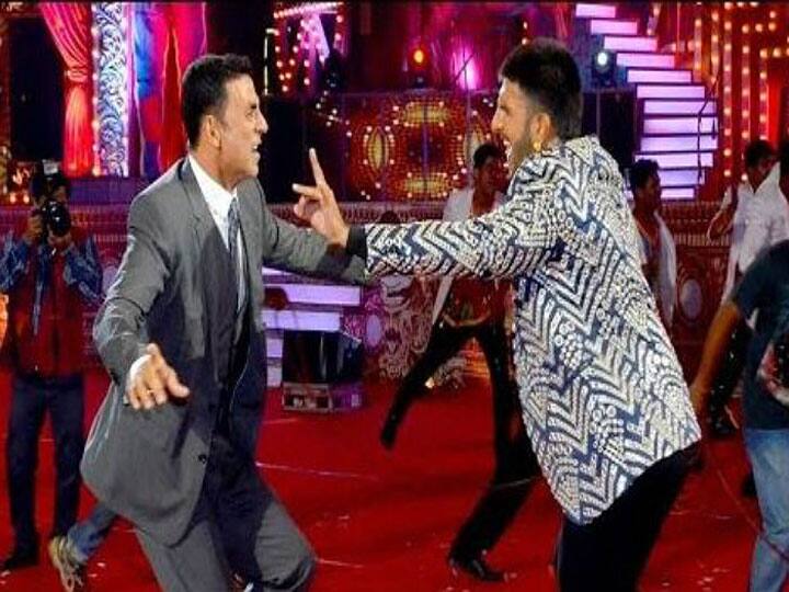 When Ranveer Singh and Akshay Kumar danced in Punjabi style, the audience was shocked as well, watch the funny video जब पंजाबी स्टाइल में झूमकर नाचे Ranveer Singh और Akshay Kumar, ऑडियंस भी रह गई हैरान, देखें मज़ेदार वीडियो