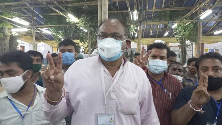 এবার ক্ষুদ্র ও মাঝারি শিল্প, বস্ত্র মন্ত্রী হলেন চন্দ্রনাথ সিনহা। এই দফতরে আগে মন্ত্রী ছিলেন স্বপন দেবনাথ।