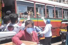 લૉકડાઉનમાં ગરીબોને ખાવાનુ આપવા મુંબઇના રસ્તા પર નીકળ્યો બૉલીવુડનો આ મોટો સ્ટાર, સામે આવી તસવીરો