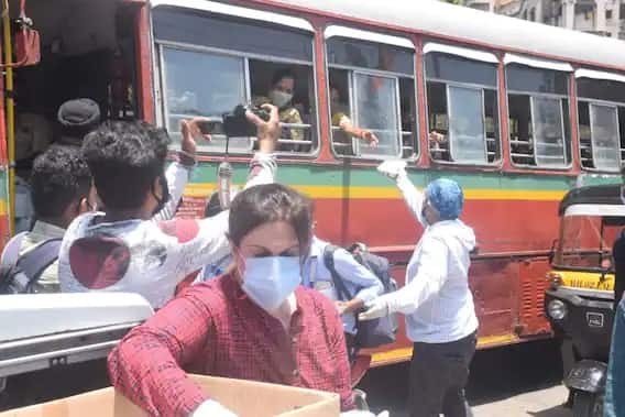 મીકા સિંહે આજે ખુદ જઇને જરૂરિયાતમંદ લોકોને ખાવાનુ ખવડાવ્યુ છે.