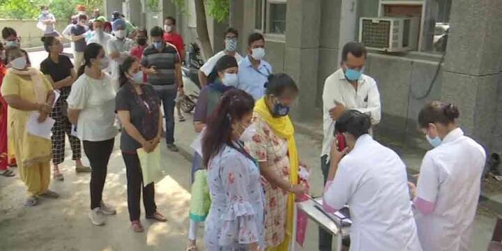 পঞ্জাবের অমৃতসরেও দেখা গেল ভ্যাকসিন নেওয়ার লম্বা লাইন। সেখানেও কিছু জায়গায় মানা হয়নি শারীরিক দূরত্ববিধি। (সব ছবি ও তথ্য-ANI)