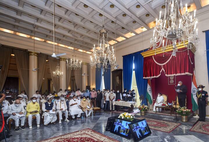 কোভিড পরিস্থিতিতে সংক্ষিপ্ততম শপথগ্রহণ অনুষ্ঠান। আজ সকাল পৌনে ১১টায় শপথ নিলেন মমতা বন্দ্যোপাধ্যায়ের তৃতীয় মন্ত্রিসভার ৪৩ জন সদস্য। সময় সংক্ষিপ্ত হওয়ার ফলে এই প্রথমবার একসঙ্গে শপথবাক্য পাঠ করলেন সমস্ত মন্ত্রীরা।