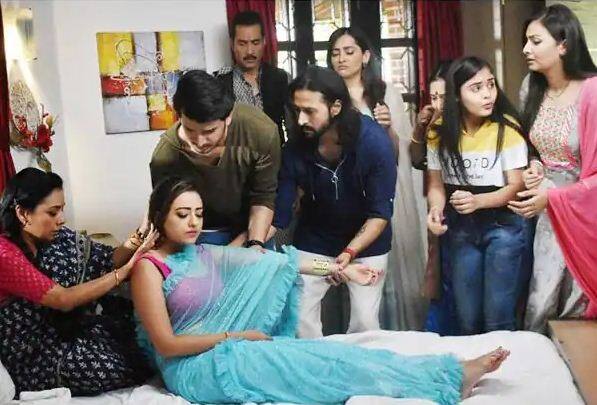 वनराज के कड़वे शब्दों से काव्या परेशान हो जाती हैं. इस दौरान वनराज अपने मन की पूरी बात काव्या को बता देता है. इससे वह परेशान हो जाती हैं और वनराज को वापस अनुपमा के पास जाने नहीं देना चाहतीं. इसके लिए वह सुसाइड करने का प्रयास भी करती हैं.