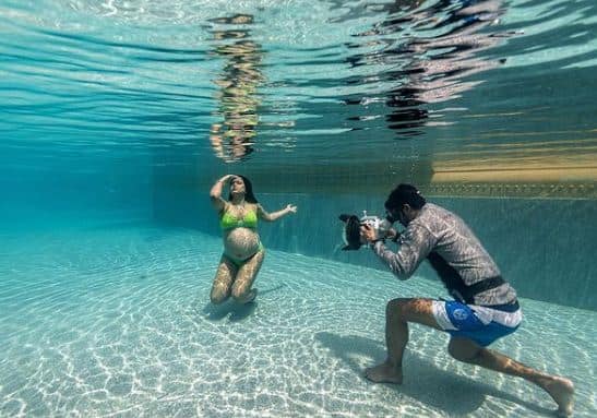 समीरा ने कहा कि मैं 2018 में दूसरी बार प्रेग्नेंट हुई और इसके बाद मेरी बेटी नायरा हुई, लेकिन इस बार मैं कुछ भी मिस नहीं करना चाहती थी जो मैंने पहली प्रेग्नेंसी के दौरान किया था. मैं स्विमिंग का अनुभव लेना चाहती थी तो उन्होंने बिकिनी शूट भी करवाया था. (Photo- Sameera Reddy Instagram)