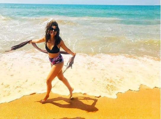 इन तस्वीरों में रिद्धि समंदर किनारे मस्ती करती हुई नजर आ रही हैं. फैन्स भी उनकी ये तस्वीरें देखकर बहुत खुश हैं.