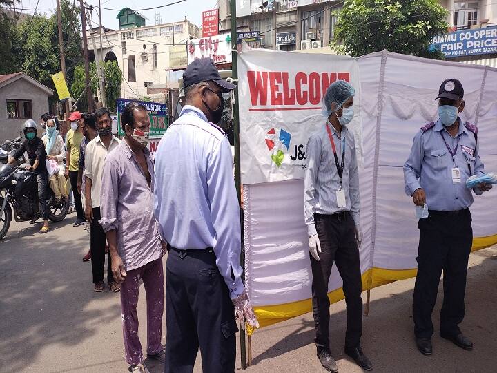 Jammu and Kashmir The bank took the responsibility of the people being treated in the hospital ann जम्मू कश्मीर: अस्पताल में इलाज करा रहे लोगों का बैंक ने उठाया जिम्मा, खाने पीने से लेकर जरूरी सेवाएं उपलब्ध करा रहे