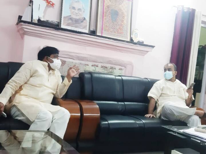 मंगल पांडेय से मिले नीतीश कुमार के मंत्री, कहा- जनता से किया वादा पूरा करने में मदद करें jdu mla and minister zama khan met with mangal pandey and discuss about on health issues of kaimur ann मंगल पांडेय से मिले नीतीश कुमार के मंत्री, कहा- जनता से किया वादा पूरा करने में मदद करें