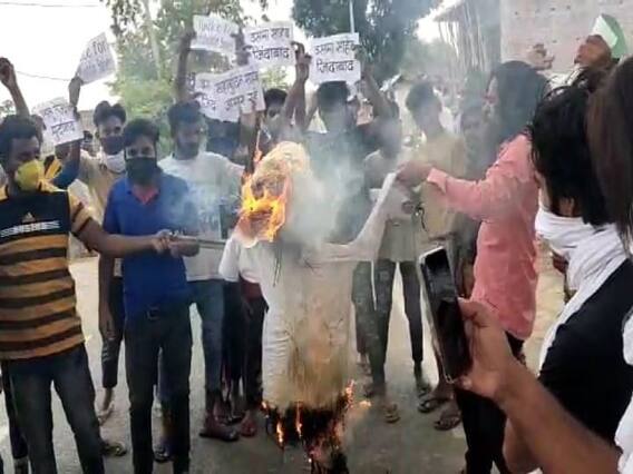 शहाबुद्दीन के समर्थकों ने लालू यादव और तेजस्वी के खिलाफ खोला मोर्चा, पुतला दहन कर जताया विरोध शहाबुद्दीन के समर्थकों ने लालू यादव और तेजस्वी के खिलाफ खोला मोर्चा, पुतला दहन कर जताया विरोध