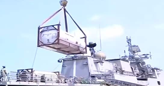 कोरोनाच्या संकटकाळात शक्य त्या सर्व परिनं प्रत्येकजण मदतीचा हात देत आहे. देशाच्या संरक्षणार्थ तत्पर असणारी दलंही यात मागं नाहीत. लष्कर, नौदल आणि वायूदल यात पुढाकार घेताना दिसत आहे.