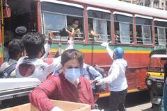 मुंबई में सड़कों पर खुद खाना बांटने निकला बॉलीवुड का ये बड़ा सितारा, कोरोना प्रोटोकॉल को किया फॉलो, सामने आईं  तस्वीरें