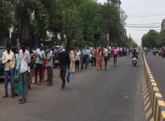 UP Lockdown Photos: कहीं सड़कें सुनसान, तो कहीं लगी लोगों की भीड़, तस्वीरों में देखें लॉकडाउन का हाल
