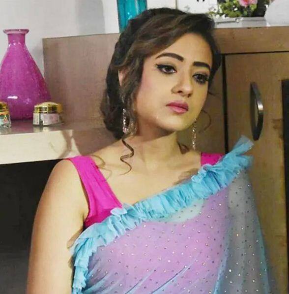 काव्या दोनों को करीब आता देख परेशान हो जाती है. वह समन और नंदिनी की इंगेजमेंट के दौरान सभी का मूड खराब करने का प्रयास करती है. काव्या दोनों के तलाक की बात भी सबको बता देती है. वनराज काव्या को वहां देखकर नाराज हो जाता है और उस पर चिल्लाने लगता है.