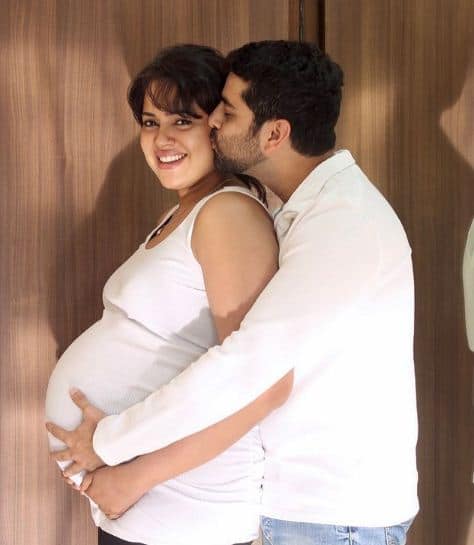 अभी समीरा रेड्डी फिलहाल फिल्म इंडस्ट्री से दूर ही हैं और वह अपनी पर्सनल लाइफ पर ध्यान दे रही हैं. लेकिन वह फैन्स से इंस्टाग्राम के जरिए लगातार कॉन्टैक्ट करती रहती हैं. (Photo- Sameera Reddy Instagram)