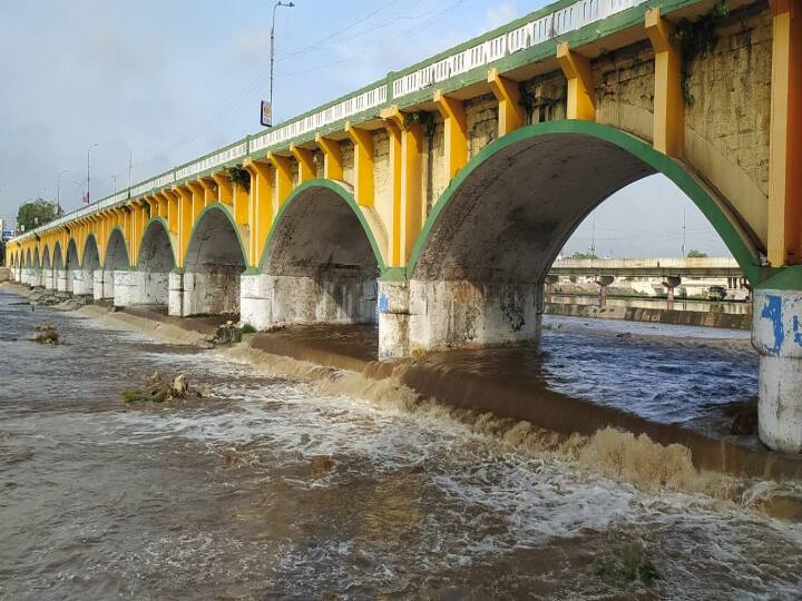 ஆள் ஆரவாரமின்றி தண்ணீர் மட்டும் பாய்ந்து செல்லும் வைகை ஆறு