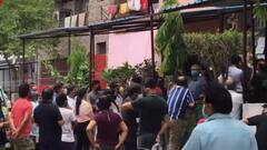 Vaccine की Line कहीं दे न दे संक्रमण, कई वैक्सीनेशन सेंटरों पर उड़ी कोरोना नियमों की धज्जियां